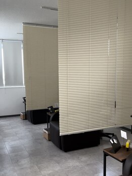 エン バイ クート 2号店(en_by ku-to)/1席の空間はゆったりと広く