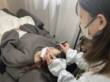【施術】お客様の理想以上の仕上がりを目指し、まつ毛/爪の形/骨格/黄金比など細部まで見て施術致します。