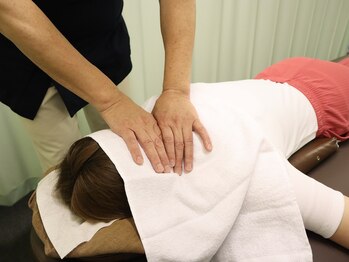 整体アンド足つぼサロン らくだ/首のコリをほぐします