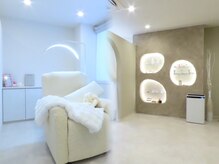 エルマ(eluma.)の雰囲気（ドレッサー、物販棚は韓国サロン内装/ふかふかリクライニング）