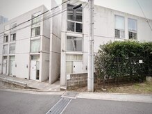 サロン イチ(ICHI)の雰囲気（横須賀中央駅から徒歩3分。諏訪神社の奥にある白い建物の2階です）