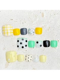 カラフルなフットネイル