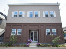 アール(ar...)の雰囲気（お店の外観です/8台駐車スペースあり）