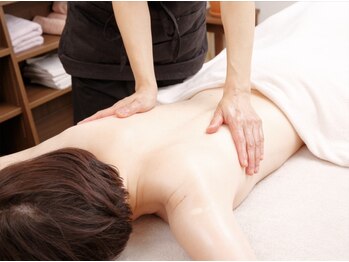 リラムルオ 茅ヶ崎(Riram ruo)/呼吸が深まる背中