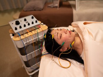 あかり鍼灸接骨院の写真/顔全体に電気を流す美容鍼◆効果実感に定評あり◎リピーター様続出の美容鍼が大人気♪エイジングケアに◎