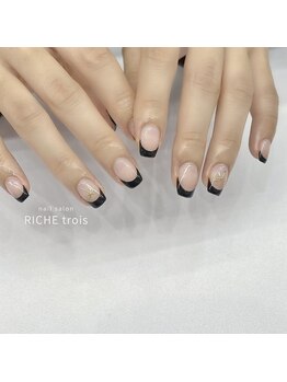 リッシュ トロワ(RICHE trois)/ガーリーな黒フレンチネイル♪