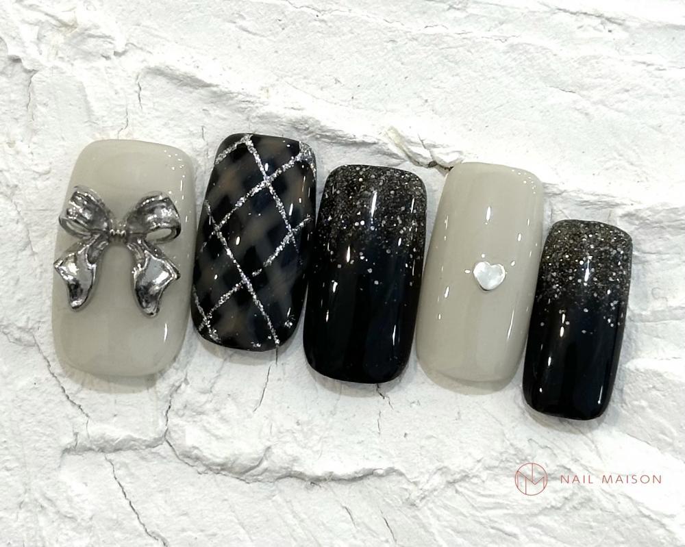 2026年冬トレンド】ブラック ラメグラデーション ハンドのネイル