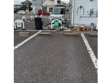 店舗裏にある大きな駐車場の店舗看板の場所へ駐車してください。