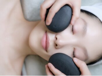 ビトリア 横浜店(BITORIA)の写真/超音波の振動で毛穴の奥の汚れをかき出し、モッチリハリ感UP♪仕上げに小顔矯正で骨格を整え素肌骨格美人へ