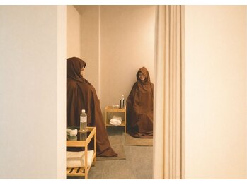【本格よもぎ蒸し専門店】蒸美-MUSUBI- 個室×温活 大府店【8月NEW OPEN(予定)】の写真/【大府/よもぎ蒸し】ペアで楽しむ“整う時間”。プライベート空間でデート、親交を深める場にもおすすめ。