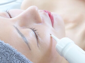 アイリープ(eyeleap)の写真/その【シミ】増える前に！本気【シミ】集中狙い撃ち☆隠れシミにも＋速攻小顔筋膜リフトで澄み渡る透明美肌