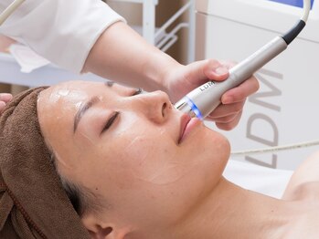 ルミエ 恵比寿店(Lumie)の写真/最新機種による話題の水玉リフティング★超音波の力で肌トラブル改善&引き締めてハリ艶UP♪若見え対策も◎