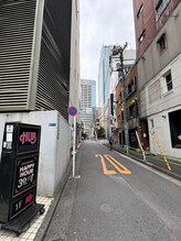 エビアス 六本木店(EBIAS)/HUBバーの看板を左に曲がる