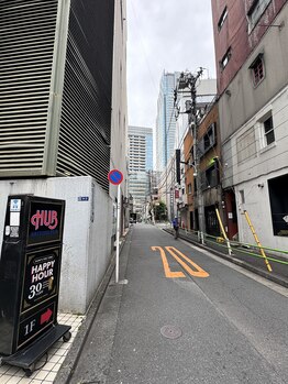 エビアス 六本木店(EBIAS)/HUBバーの看板を左に曲がる