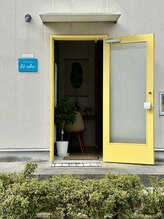 ラシー(la she)/入り口は黄色い扉です♪