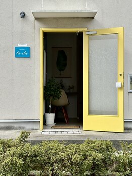 ラシー(la she)/入り口は黄色い扉です♪
