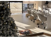 ［ハンド席］白を基調としたリラックス空間