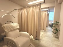 エヌ 大阪梅田店(enu)/ピンクを基調とした店内