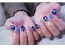 雪の結晶とネイビーが相性抜群