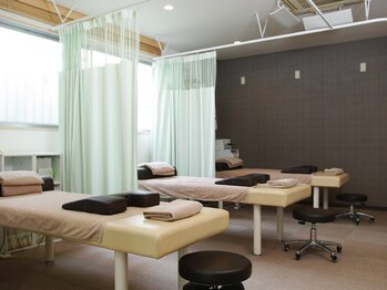 にしもと整骨院 鍼灸院 鶴橋院/広々とした店内