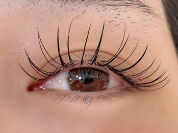 リボン(RIBBON)の写真/LEDエクステ導入◎まつ毛の生え方やクセを見極めて１本１本正確に装着。モチや付け心地の良さをご提供。