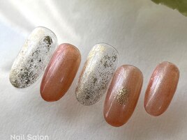 金できらめく華やかネイル