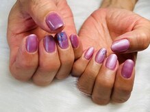 シャイニーネイル(Shiny nail)の雰囲気（パールの紫とホログラムを使った紫陽花風ネイル♪）