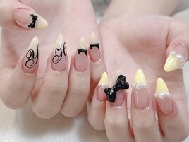 イニシャル入り黄フレンチネイル
