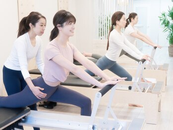 ブルームピラティス 銀座店(bloom pilates)の写真/【気になる不調は身体のコリが原因かも!?】凝り固まった体を緩め内側から整えるストレッチピラティス