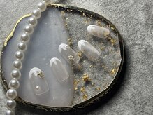 グロス バイ カオ 関内 馬車道(gloss by KAO)/白フレンチ　パールフラワー