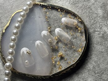 グロス バイ カオ 関内 馬車道(gloss by KAO)/白フレンチ　パールフラワー