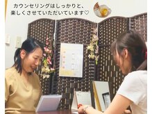 シミのお悩みを中心に、お肌についても丁寧にお伺いしています。