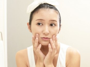 美容整体サロン キュー オー ヴイ(Q.O.V)の写真/【顔のたるみケアは“骨盤”から！】原因は体の歪みかも…美容整体で重力に負けないフェイスラインへ◎