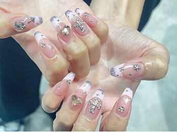 コム 草加マルイ店(com by neolive)の写真/トレンドの韓国系デカパーツ・ビジュー・キャラクターパーツなど多数ご用意♪推し活やイベントにも◎