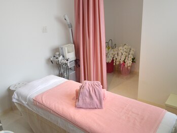 プライベートサロン ラ ペーシュ/白を基調とした店内