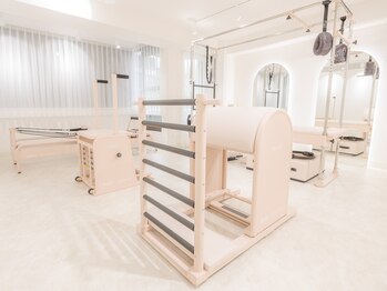 ピケピラティス 高田馬場店(pique pilates)/広い空間でのびのびピラティス