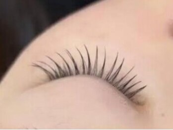 ガガヒラノ(GAGAHIRANO)の写真/下がりまつ毛でお悩みの方に◎目の形やご希望に合わせて上がりにくいまつ毛も根本からしっかりカール◎