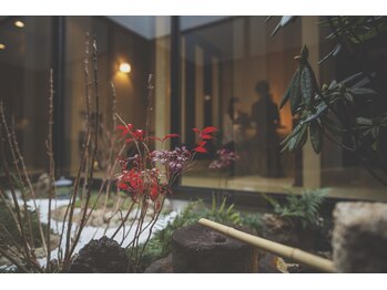 ラジェ 甲府東店(LAGE)/坪庭を囲んだカウンルーム