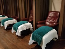 クイーンズウェイ 梅田阪急三番街(Queensway)/カーテンで仕切られたフット席