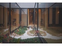 ラジェ 甲府東店(LAGE)/坪庭のある空間で落ち着く