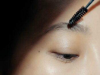 スタジオテーラーシックス(STUDIO TAILORSIX)の写真/生まれ変わった新HBLでナチュラル眉から韓国眉までどんな眉悩みも解決◎耳ツボジュエリーのSETメニューも！