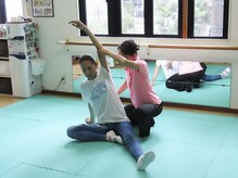 健康塾キューオーエル 恵比寿(QOL)の雰囲気（フロアに座りながらストレッチ　ゆっくり呼吸での伸びが心地よい）