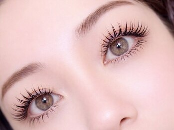 メガミ アイラッシュラウンジ(MEGAMI EYELASH LOUNGE)の写真/阪神尼崎のまつエクは当サロンで決まり！モチと安さに自信あり◎垢抜け目元を演出♪