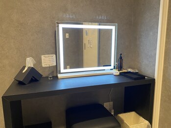 ゼロス 横浜関内駅前店(ZELOS)/ライト付きミラー