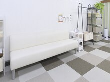おひさまメディカル整体 綱島店/待合スペースでお待ちください