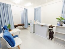 ハルモーニ(HArmoni)の雰囲気(白と青が基調の清潔感のある店内、アロマの香りにも癒されます♪)