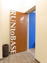 ラントベース 博多本店(RUNtoBASE)/階段からスグ