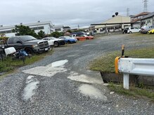 アール(R)/駐車場の入り口