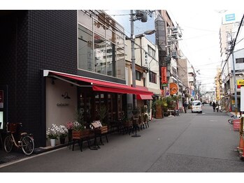 美容整体サロン 心斎橋/ 左手のグレーのビルがお店です