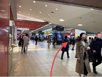 リセット 新宿ミロード店(RE/SET)/右手に赤いエレベータがあります